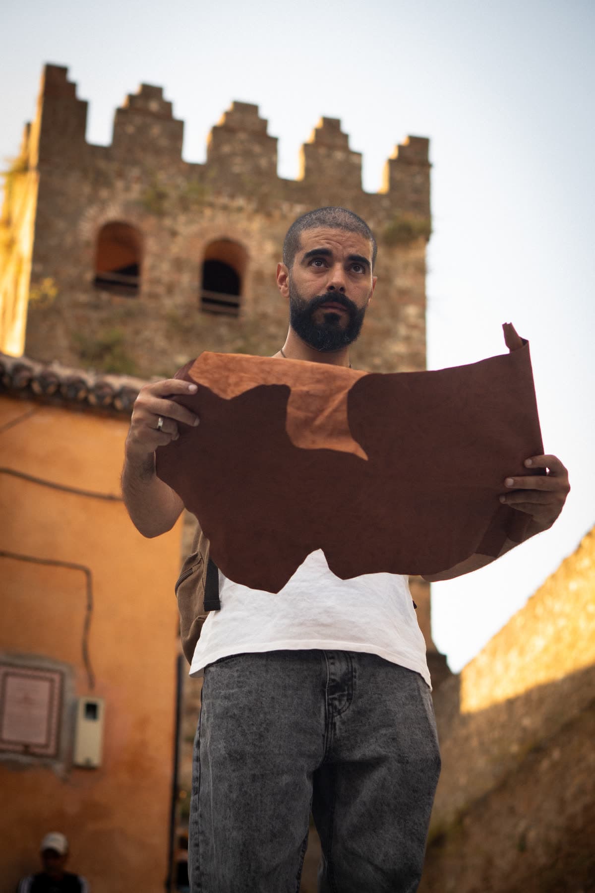 Lecture de la carte en cuir au pied de la kasbah de Chefchaouen