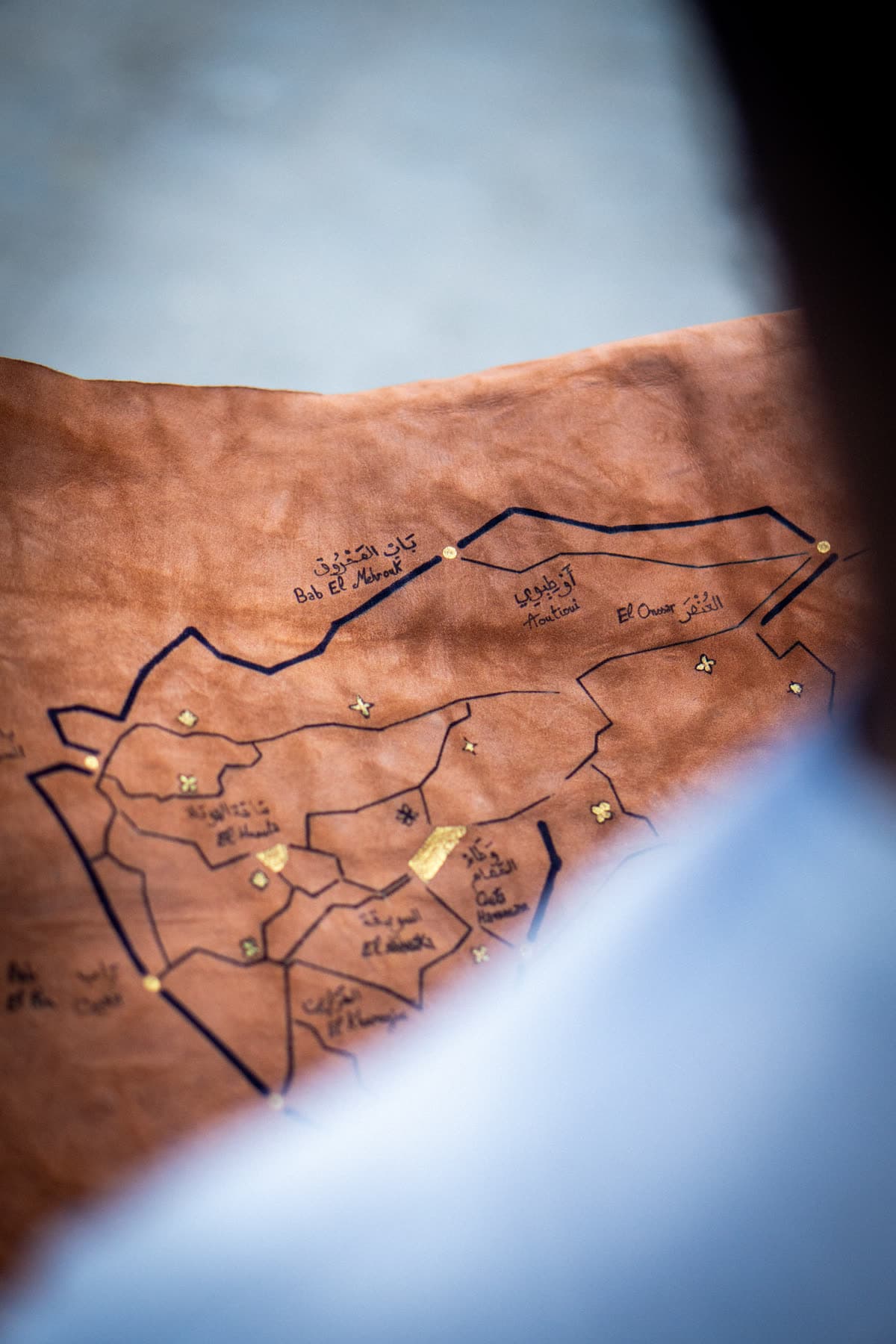 Carte en cuir de la médina, tracée à la main et marquée d'indices dorés