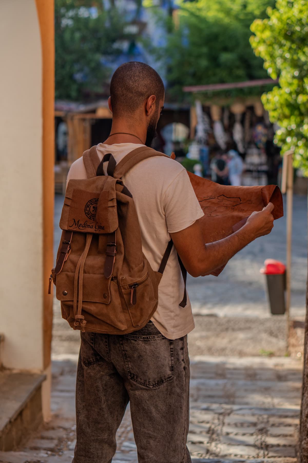 Aventurier consultant sa carte au cœur du souk