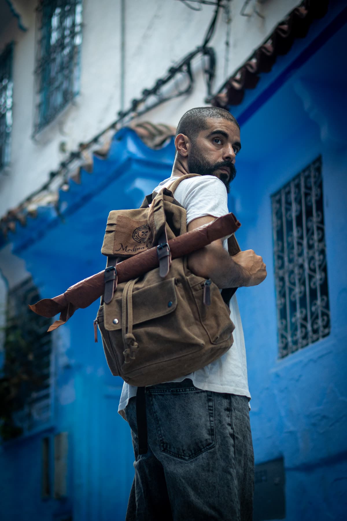 Aventurier et son sac d'exploration dans une ruelle bleue