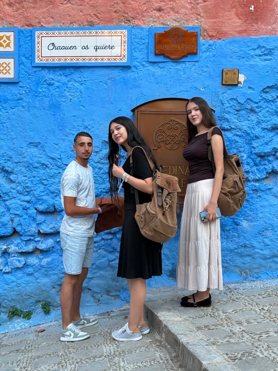 Groupe de joueurs devant la porte Medina Game à Chefchaouen